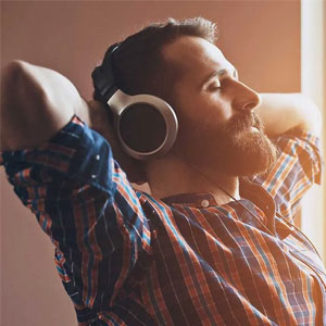 Un hombre escuchando música relajado.