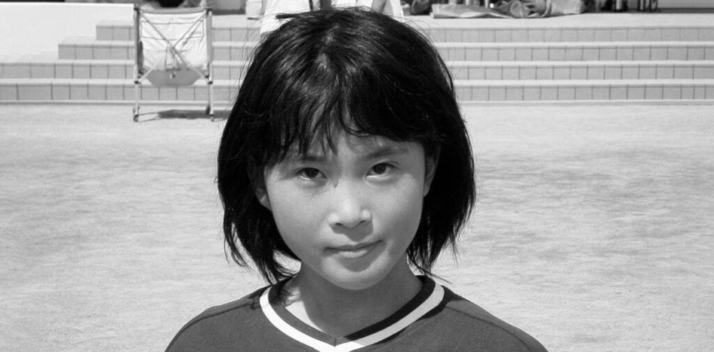 Chica de 11 años mirando fijamente a la cámara (Natsumi Tsuji)