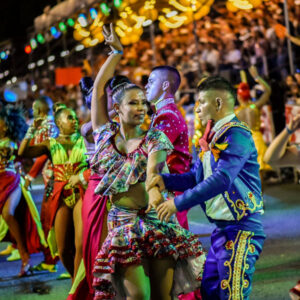 Parejas de baile divididas en dos filas : una de hombre y otra de mujer que se empiezan a juntar para la danza