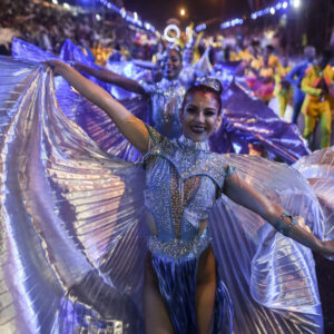 Bailarinas con sencillos trajes y grandes pedazos de tela brillante color azul e indigo atados a las muñecas,haciendo las veces de enaguas y alas como de angel