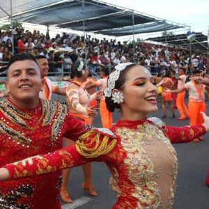 Una presentación de baile con trajes naranjas.