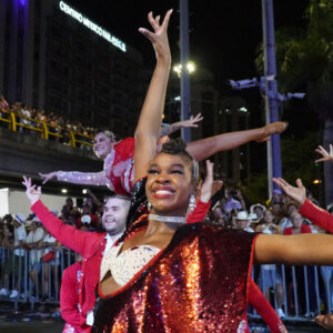 Bailarina en la feria de Cali esmerándose en dar un buen show, su sonrisa remarca el momento especial que se esta presenciando