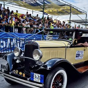 Carro antiguo modelo Chevrolet Series AC International de 1929 de color beige, transitando en el desfile.