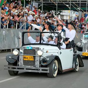 Un vehículo de construcción artesanal de color blanco inspirado en el estilo Phaeton o Ford Modelo A.