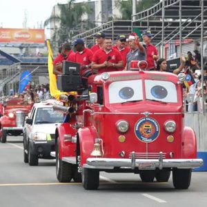 Un auto de bomberos modelo American LaFrance Series 700 de color rojo.