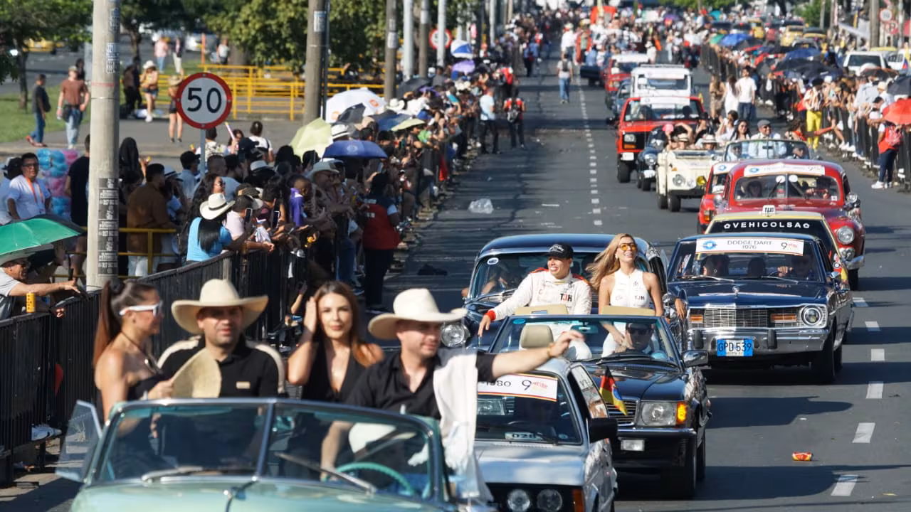 Muchos autos clásicos recorren la autopista suroriental, a sus costados cientos de caleños disfrutando del momento.