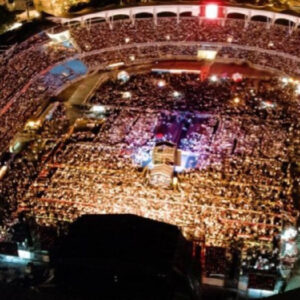 Una vista en picado con un dron de todo el Estadio Pascual Guerrero lleno.