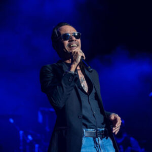 Marc Antony cantando en el Super Concierto de 2025.
